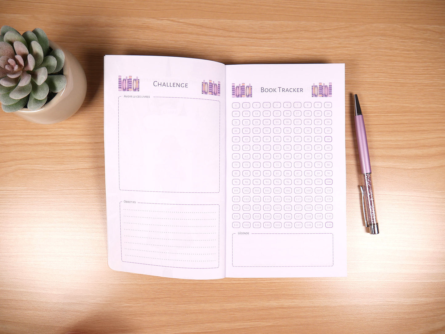 Carnet de lecture A5 sur un bureau page challenge et book tracker