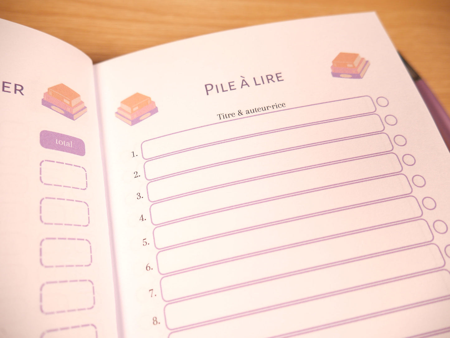 Carnet de lecture A5 sur un bureau pile à lire