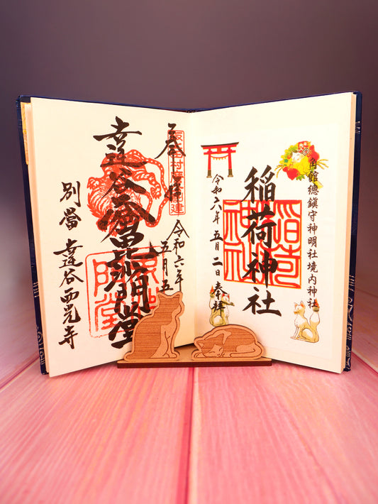 Support en bois japonais - Chat et fleurs avec un goshuin