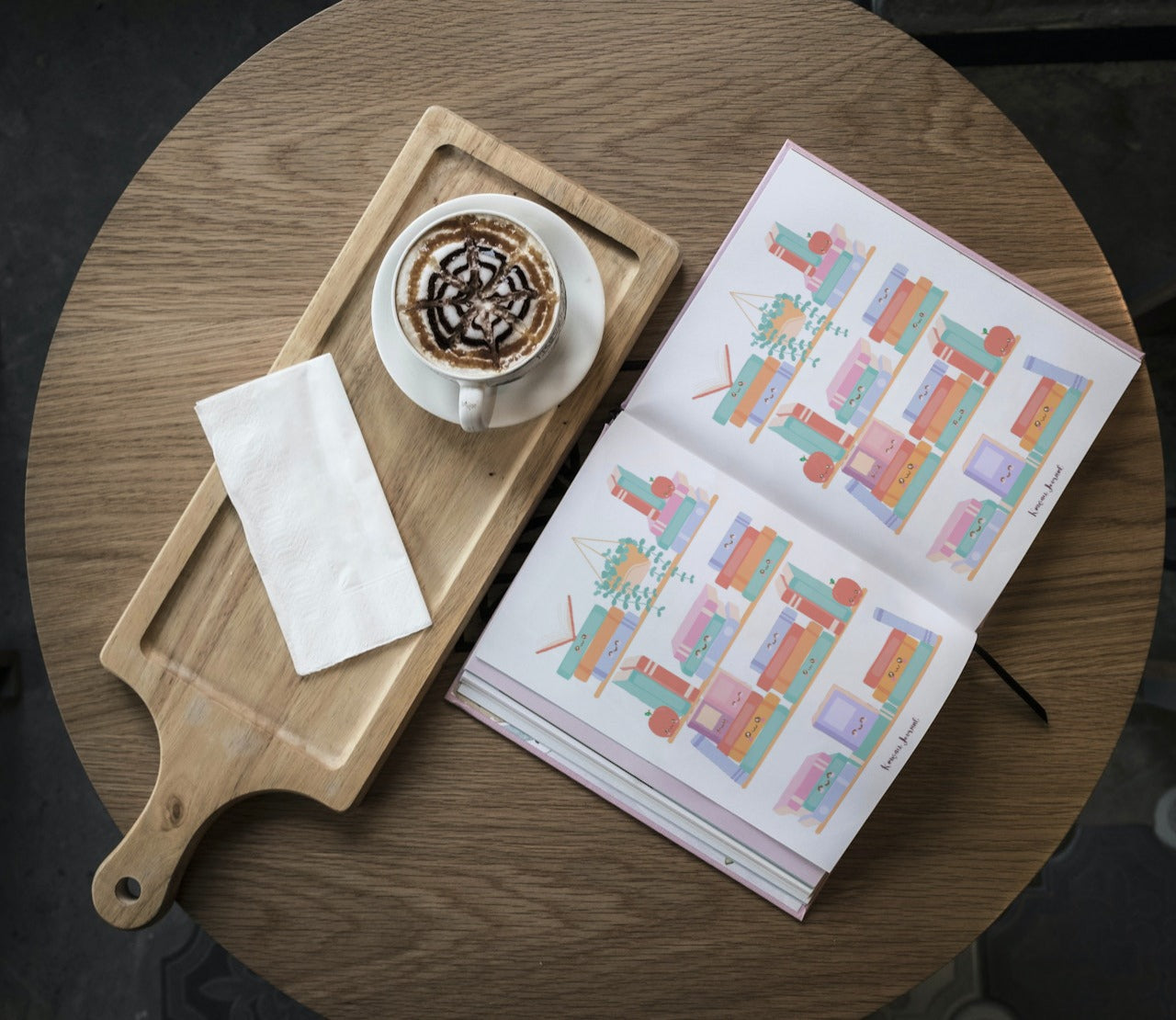 mockup carnet sur table basse avec un café bibliothèque kawaii