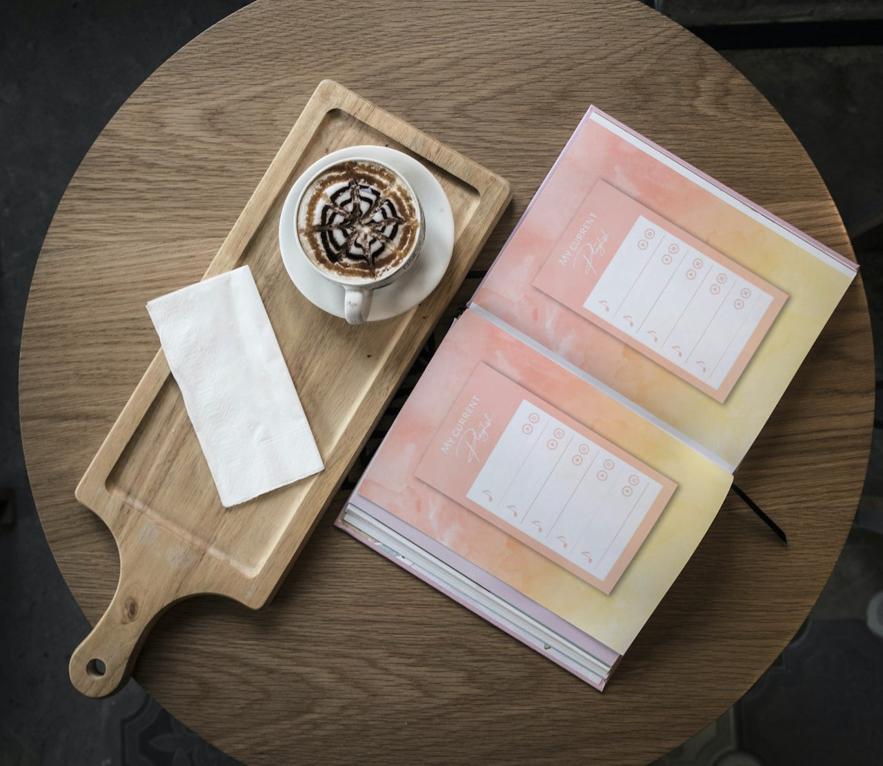 mockup carnet sur table basse current playlist