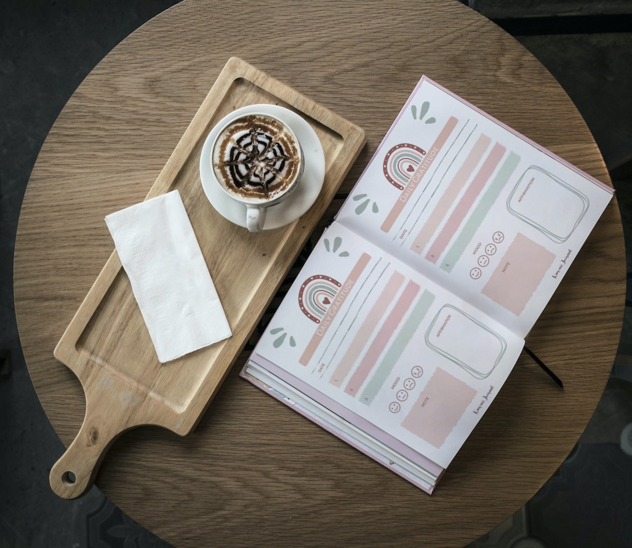 mockup carnet sur table basse avec un café daily gratitude