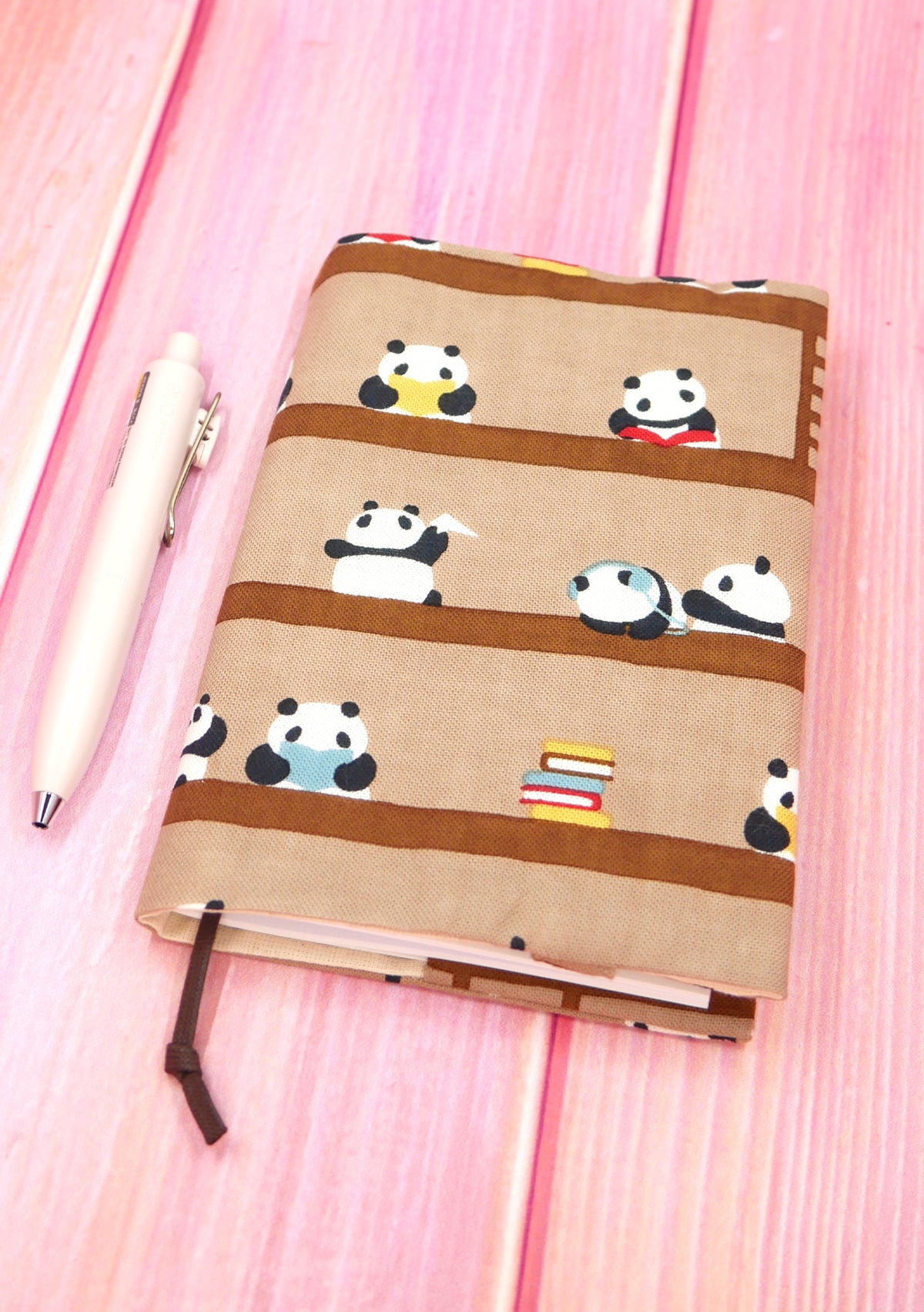 Couverture en tissu pour livre ou carnet - Panda et livres