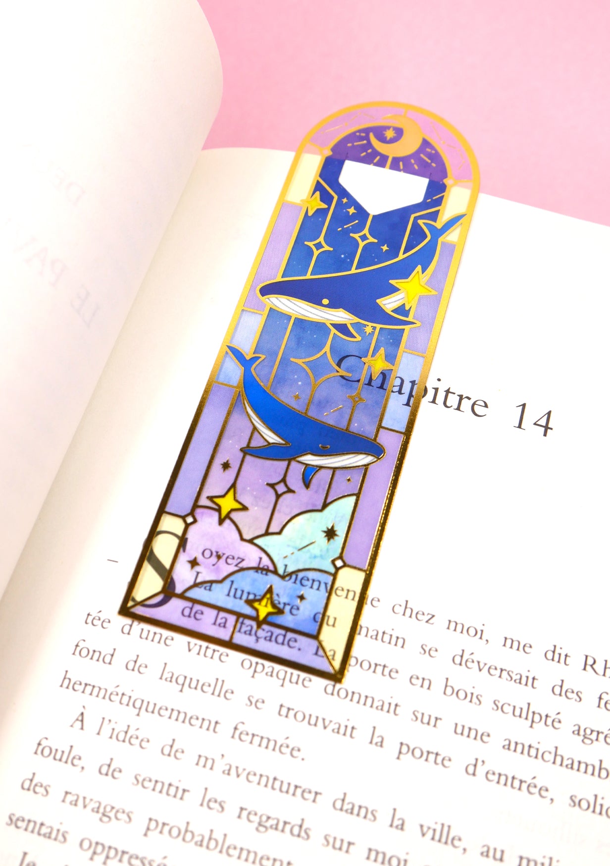 Marque-page transparent effet vitrail - Baleine et étoile dans un livre
