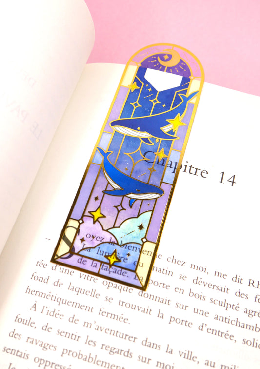 Marque-page transparent effet vitrail - Baleine et étoile dans un livre